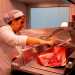 Nel frattempo Aurelia ha posizionato un pesante pezzo di carne bovina sull'affettatrice